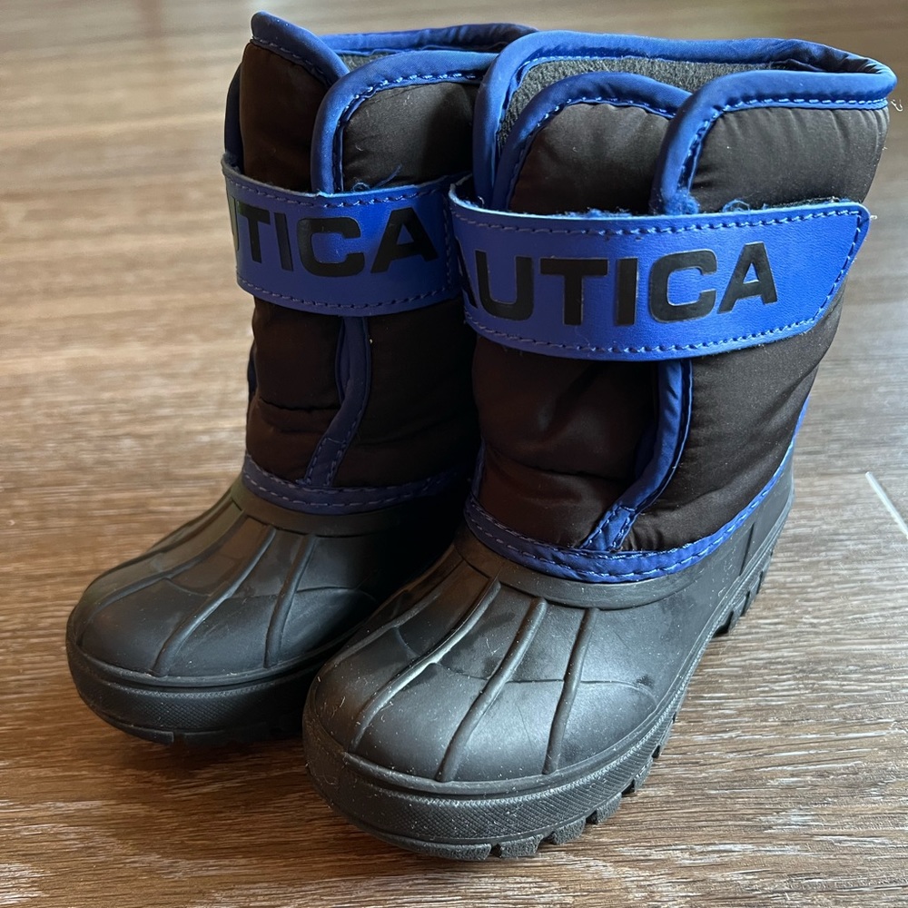Nautica Little Boys snow boots. Size 9. Great condition. Pet and smoke free home